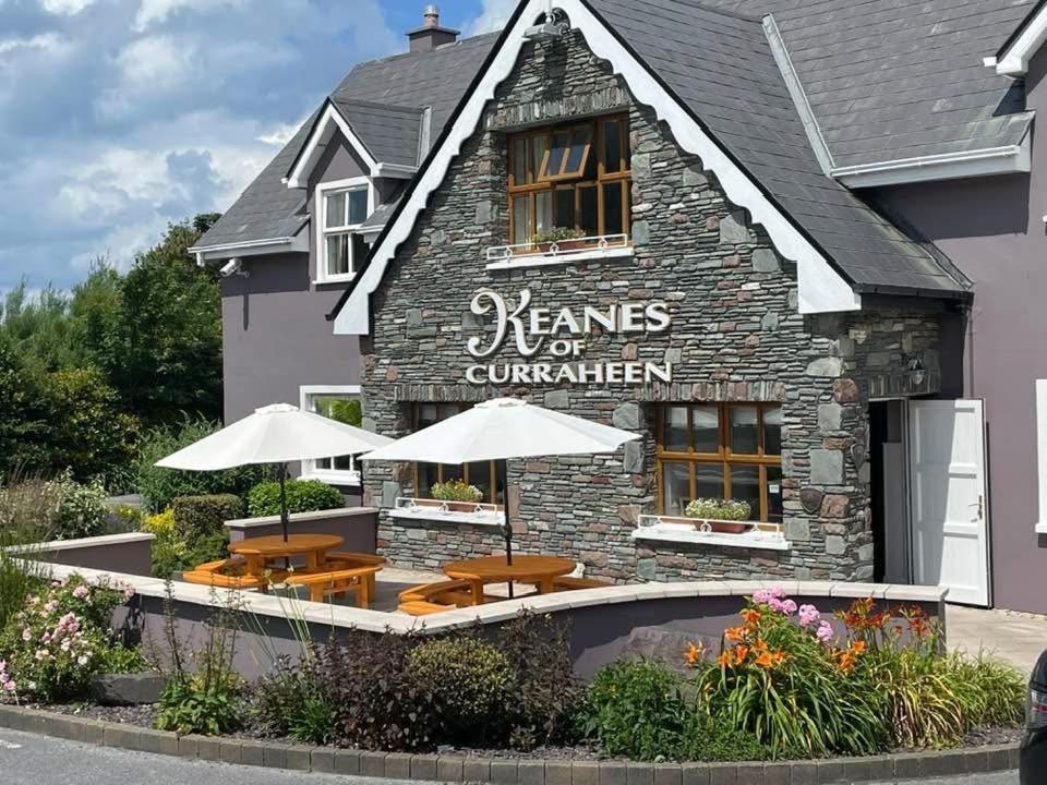 Keanes Of Curraheen, Bar, Restaurant & Accommodation Tralee Eksteriør billede